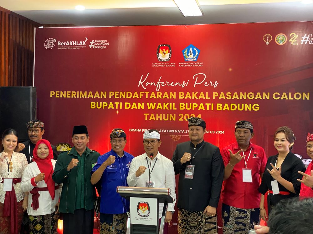 Pasangan Adi Cipta mendaftar ke KPU Badung disertai pengurus partai koalisi.