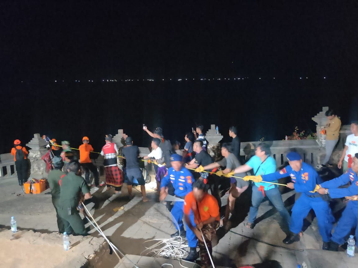 Personil kepolisian, Basarnas dan warga sekitar menarik mayat WNA dari dasar tebing Uluwatu Badung.