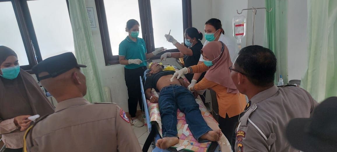 Korban tertimpa pohon perindang di Mendoyo Jembrana  Arsana terluka parah bagian kepala sehingga dirujuk ke RS Prof. Ngoerah Denpasar.