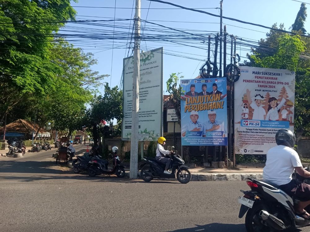 Salah satu baliho pasangan Tamba-Dana di sudut tembok Bawaslu Jembrana.