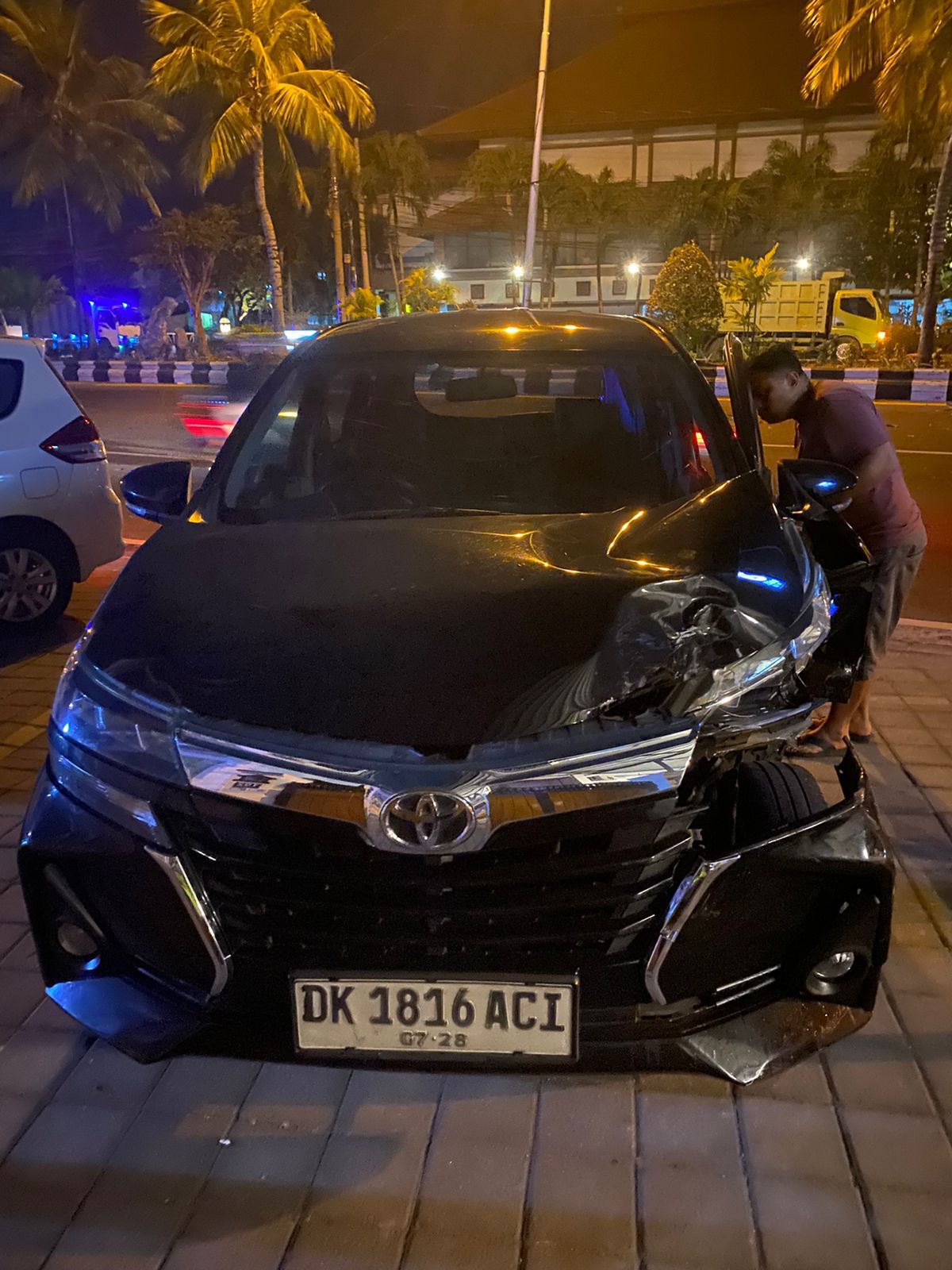 Salah satu mobil yang terlibat tabrakan beruntun di Bypass Sanur ringsek.