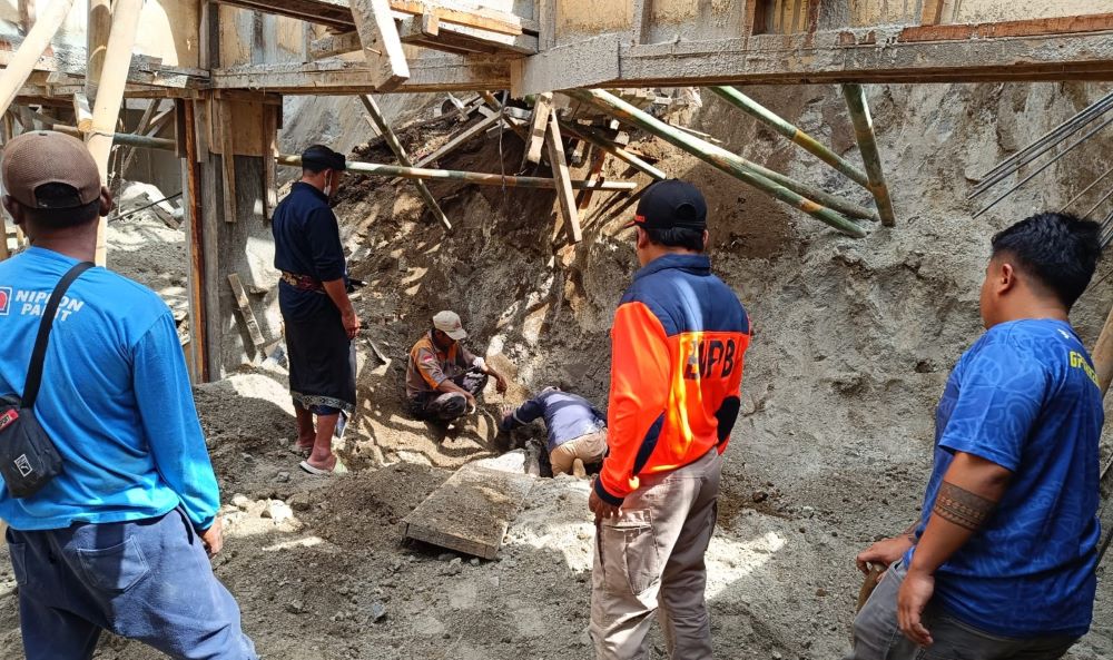 Proses evakuasi korban tanah longsor di proyek pengembangan coffee shop Paperhills, Penelokan, Desa Batur Tengah, Kecamatan Kintamani, Bangli, Bali pada Sabtu (7/9/2024).