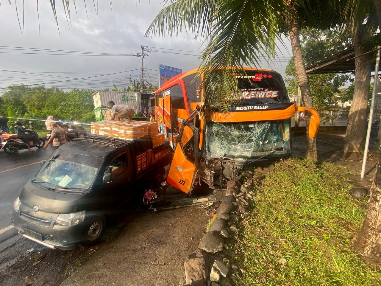 Bus W 7832 UN ringsek bagian depan usai terlibat kecelakaan di Jalan Raya Denpasar-Gilimanuk KM 78-79, Banjar Yeh Satang, Desa Yeh Sumbul, Kecamatan Mendoyo, Jembrana, Minggu (8/9/2024).