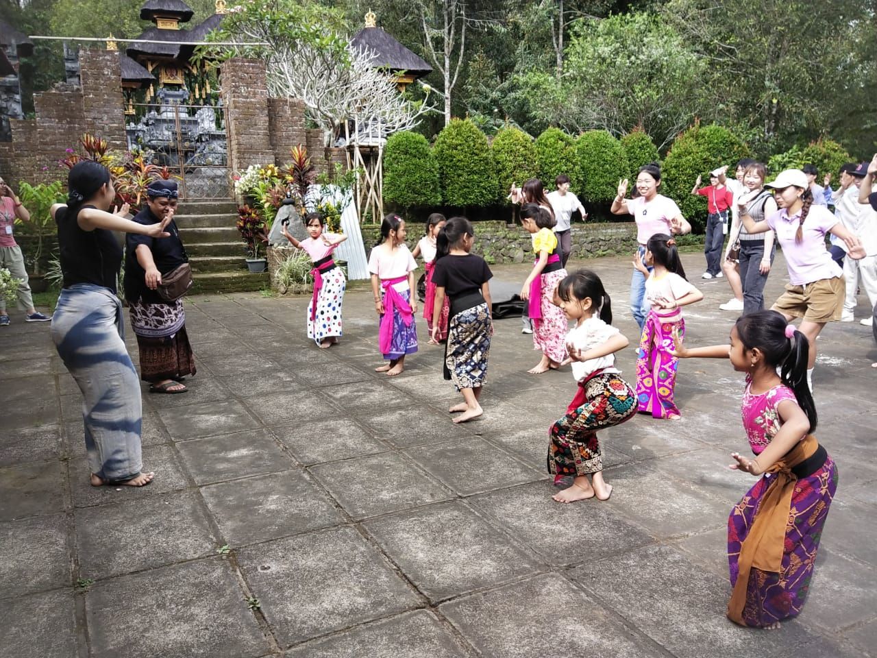 Mahasiswa Jepang diajak  menari dan disuguhi permainan tradisional Desa Pedawa, Buleleng, Bali Utara.