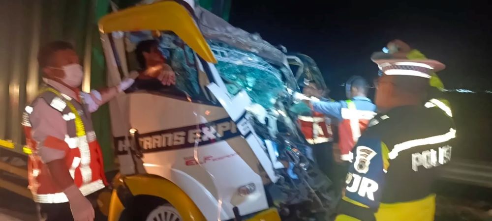 Kecelakaan truk paket lawan truk tebu terjadi di Jalan Tol Jombang-Mojokerto.
