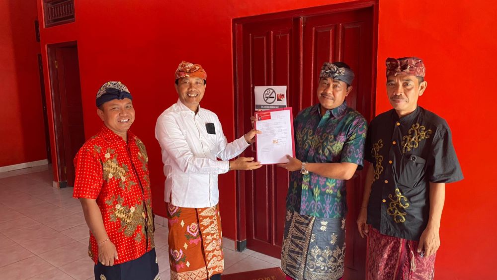 Nyoman Winata kader senior PDIP Karangasem mengembalikan KTA dan mundur dari PDIP.