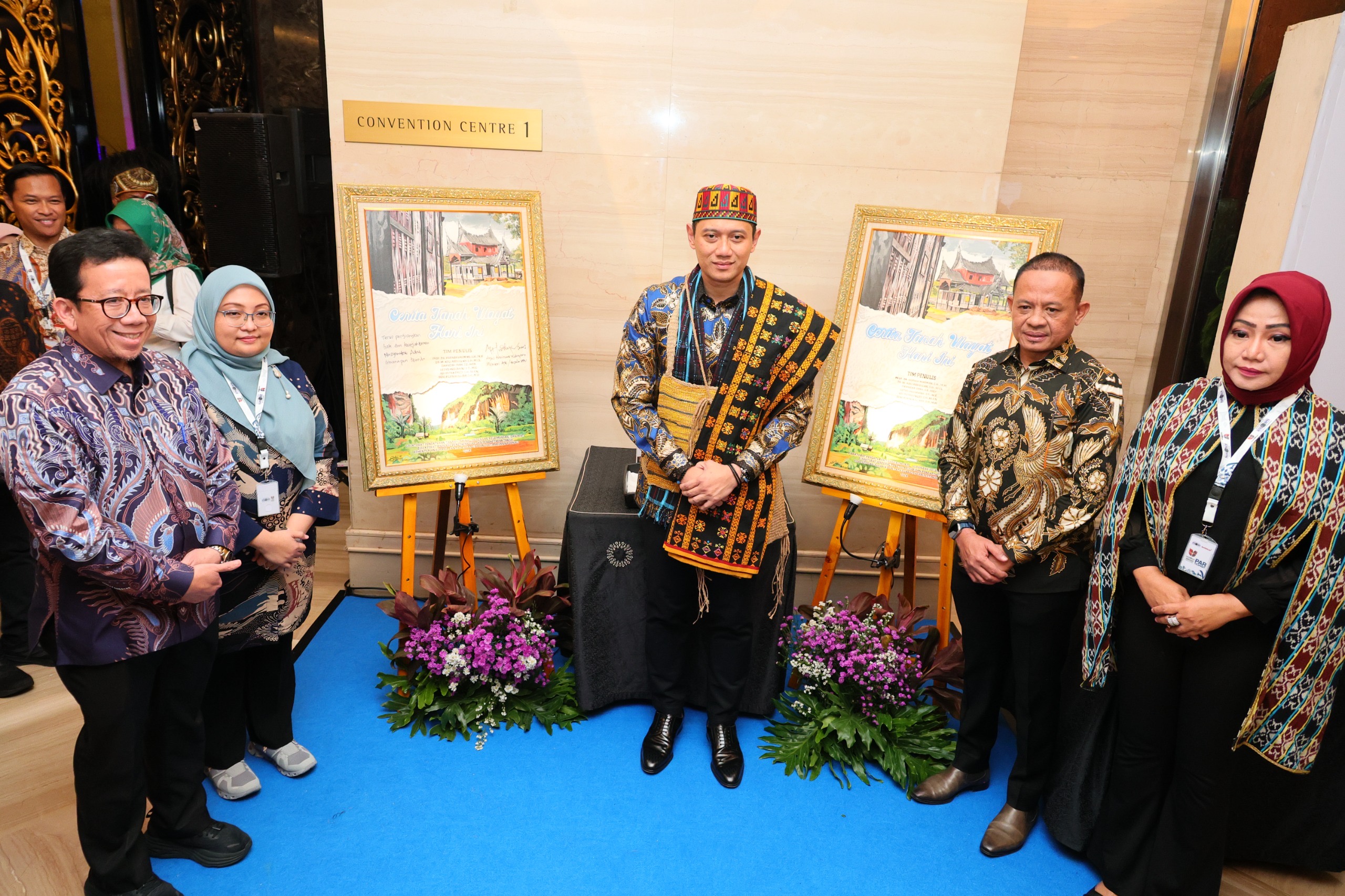 Menteri Agraria dan Tata Ruang/Kepala Badan Pertanahan Nasional (ATR/BPN), Agus Harimurti Yudhoyono (AHY)  usai menandatangani lukisan yang merupakan cover buku  &ldquo;Cerita Tanah Ulayat Hari Ini&rdquo;.