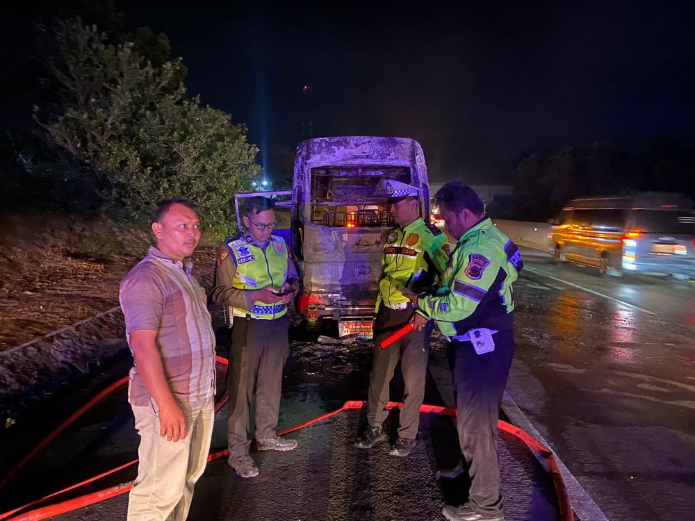 Polisi lakukan olah TKP minibus terbakar di Jalan Tol Solo-Semarang.