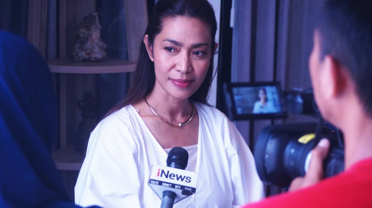 Mila Thayeb salah satu kuasa hukum kasus tanah di Kuta Utara yang dikalahkan PTUN berdasarkan draf akta memberikan keterangan pers di Denpasar.
