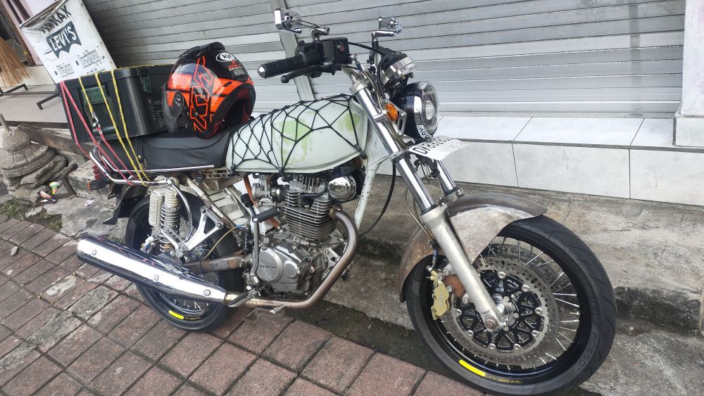 Modifikasi motor Honda GL 100 kebanyakan memadukan wujud asli dan modern terutama kaki kaki dan mesin.