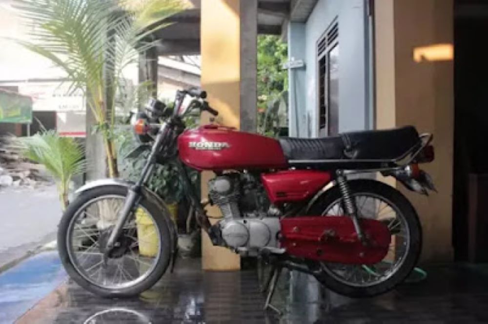 Honda GL 100 keluaran pertama tahun1979 mirip dengan CB 100.