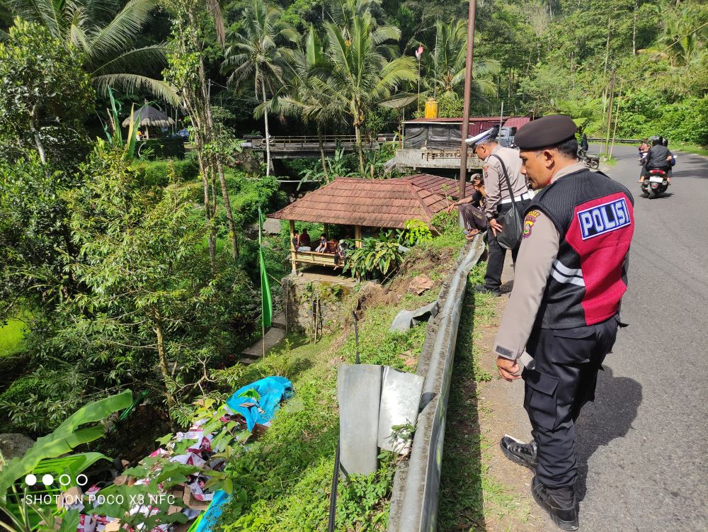 Truk angkut bir kecelakaan terjun ke jurang sedalam 10 meter di Pupuan Tabanan.