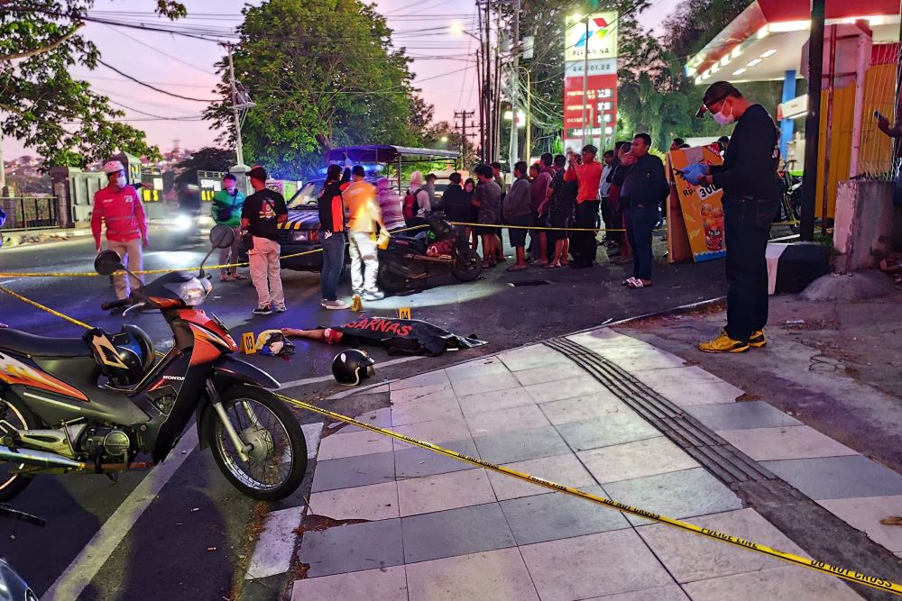 Jenazah mahasiswa tergeletak bersimbah darah di Jalan Kelud Raya, Semarang.