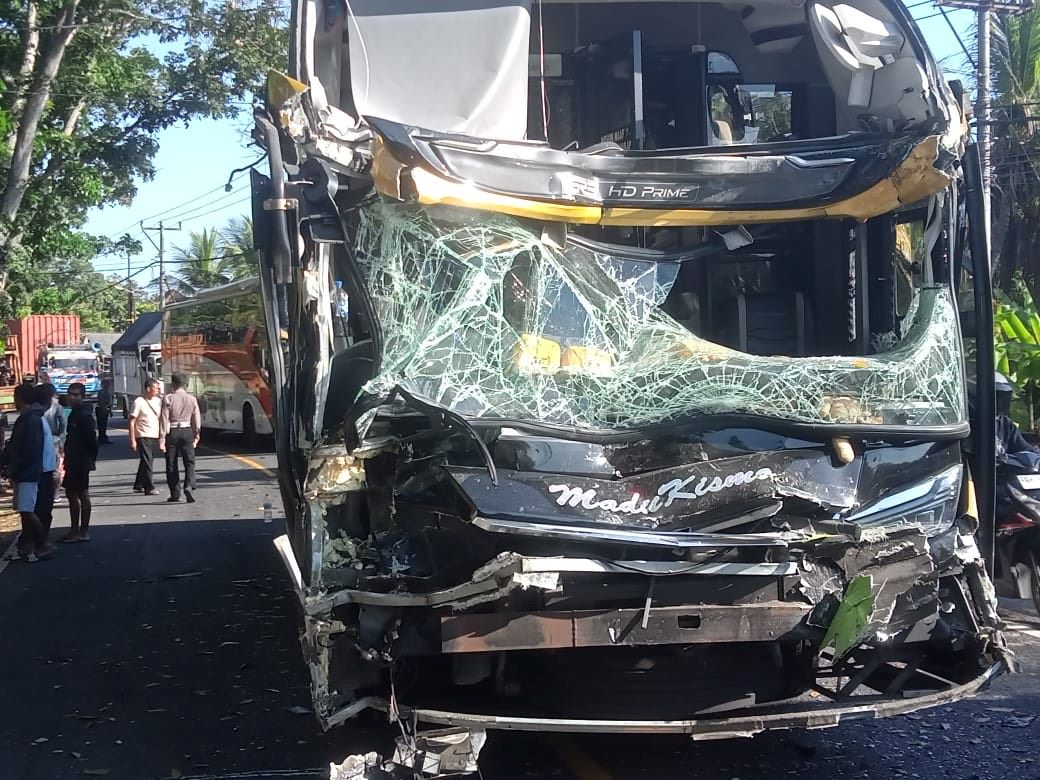 Salah satu bus yang terlibat tabrakan di Jalan Raya Denpasar Gilimanuk ringsek bagian depan.
