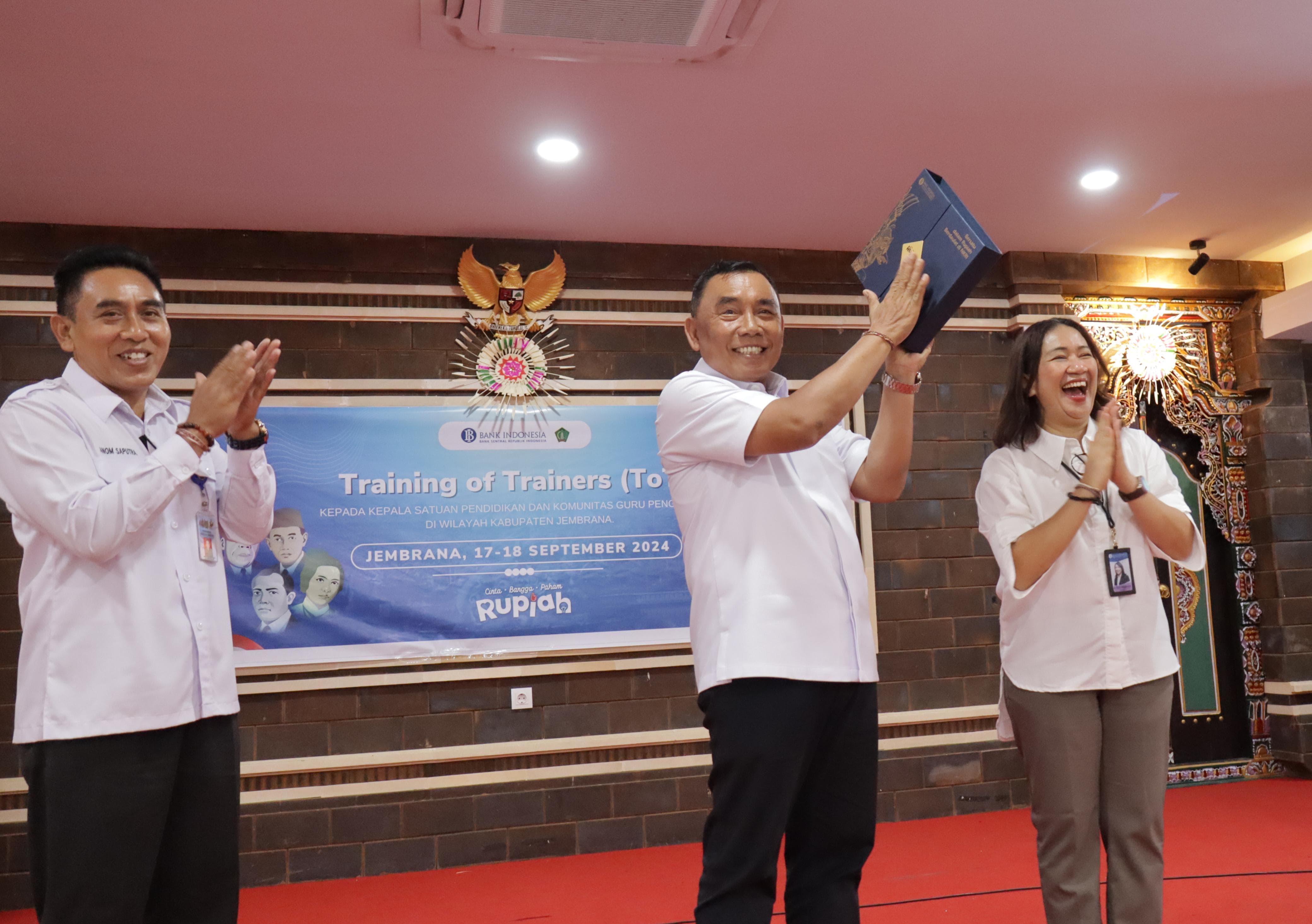 Bupati Jembrana I Nengah Tamba saat membuka acara  ToT cinta rupiah yang digelar Bank Indonesia di Kabupaten Jembrana, Rabu (18/9/2024).