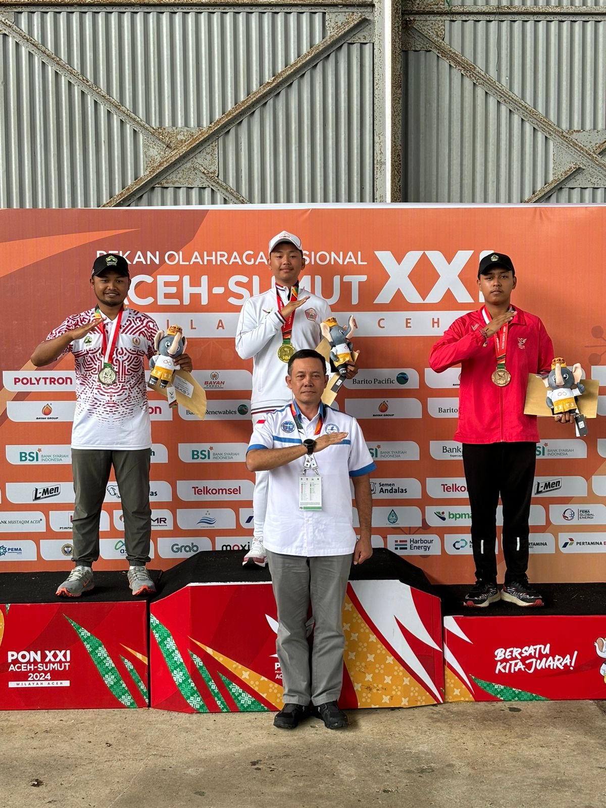 Atlet Aero Sport asal Buleleng, Putu Valiant Laksana Dharma (kanan) usai pengalungan medali.