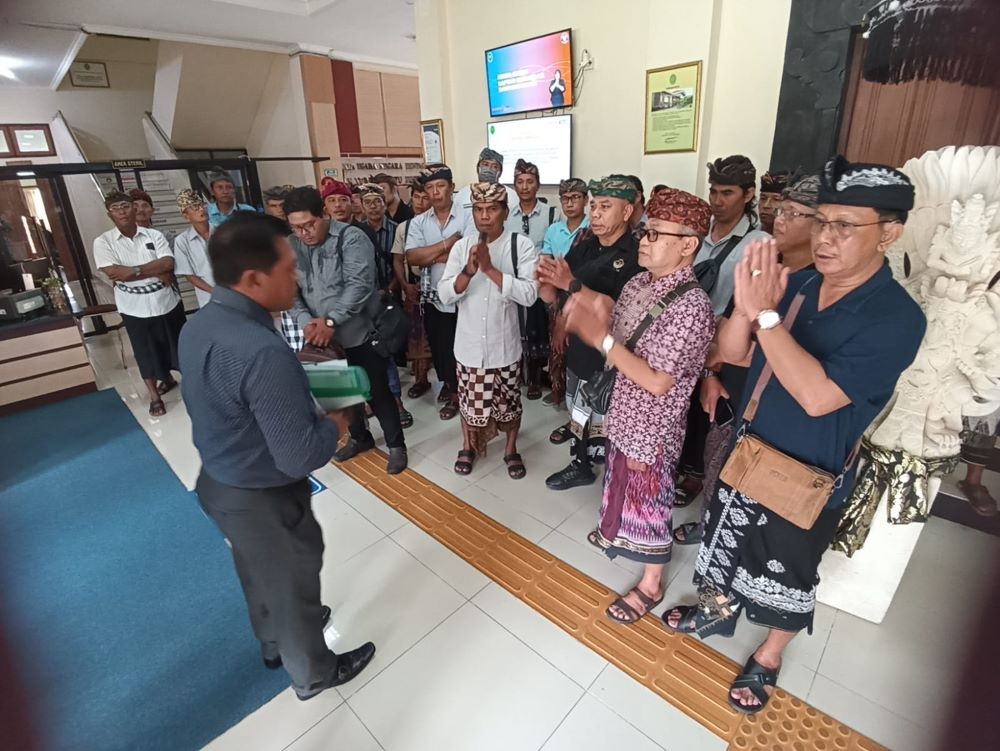 Warga Desa Adat Pererenan Badung mendatangi PTUN Denpasar menggugat SK Bupati Badung Giri Prasta.