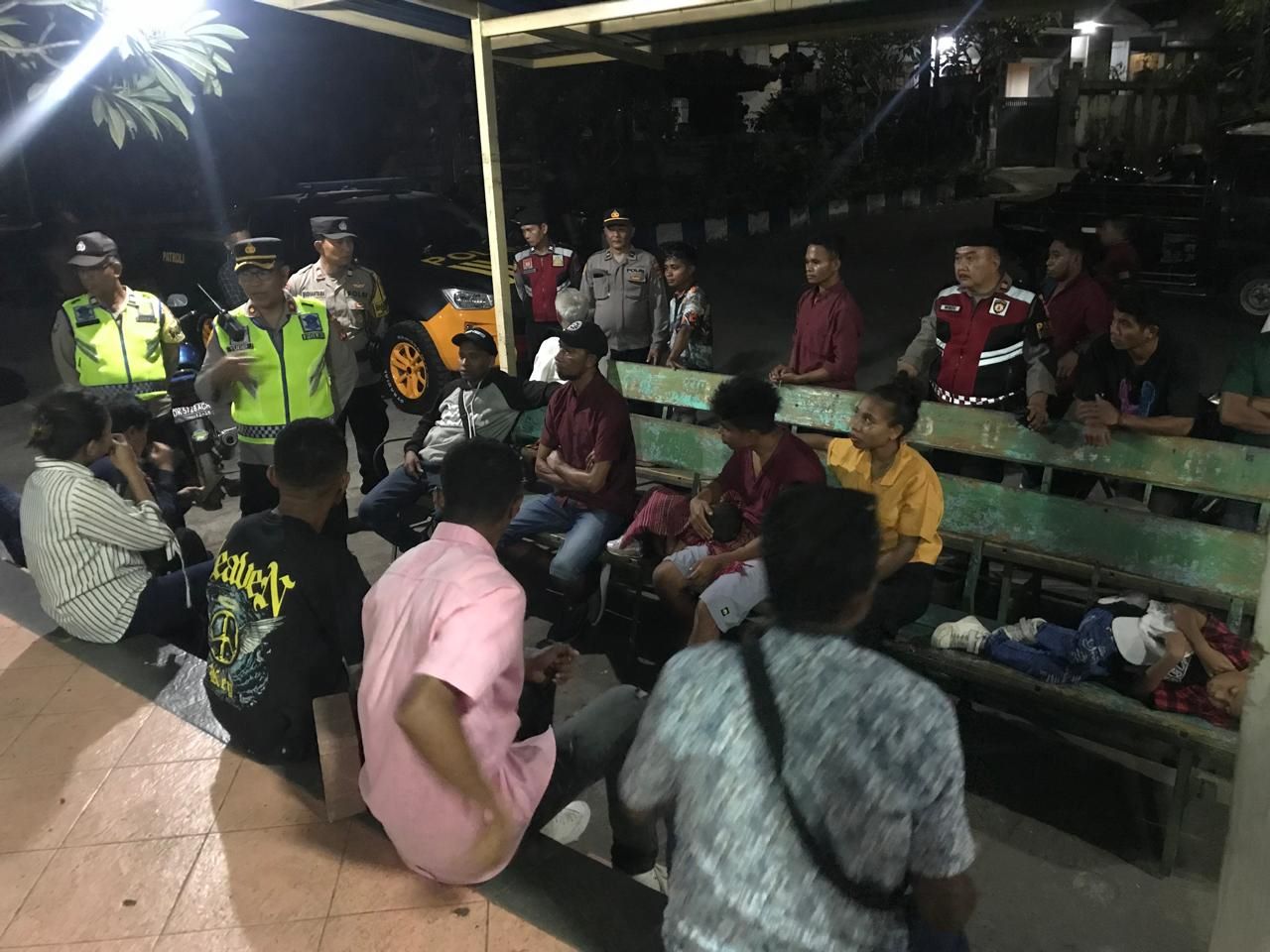 Personil Polsek Kuta Selatan mendatangi TKP keributan dan meminta keterangan sejumlah orang.