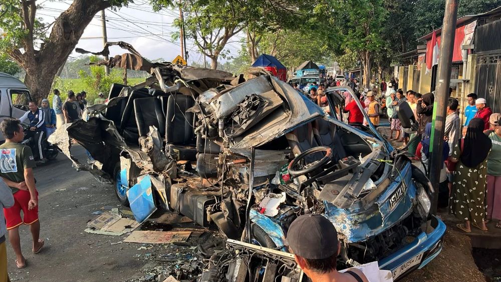 Mobil travel ringsek setelah tabrakan yang akibatkan 6 orang tewas di Jalan Raya Bagsring, Banyuwangi.