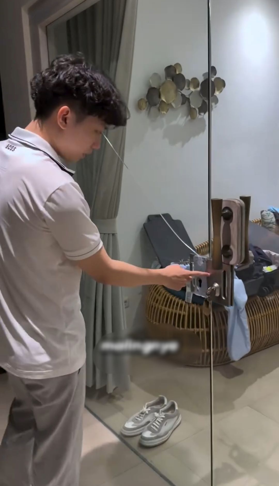 Tangkapan layar unggahan instagram @Willie27_ memperlihatkan pintu kaca villa pecah akibat dicongkel maling.