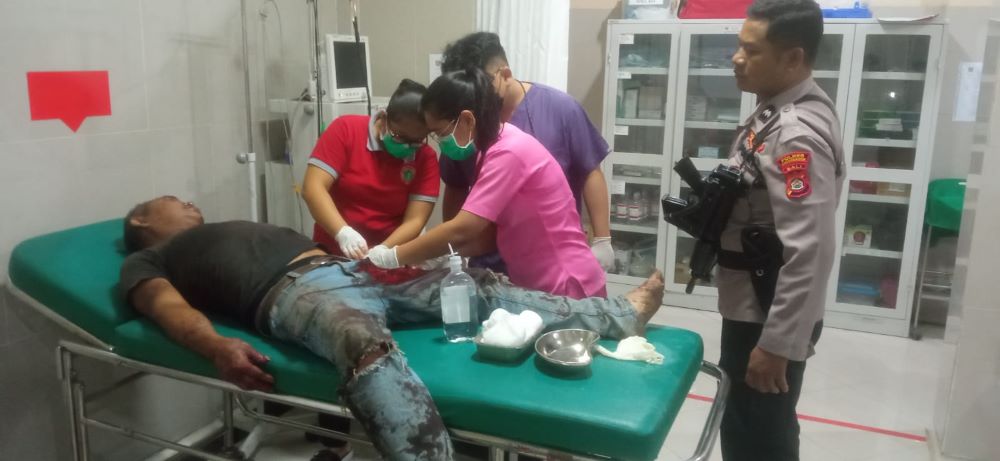 I Nyoman Tista mendapatkan perawatan medis di Puskesmas sebelum dirujuk ke RSUD Karangasem usai lakukan pembunuhan.