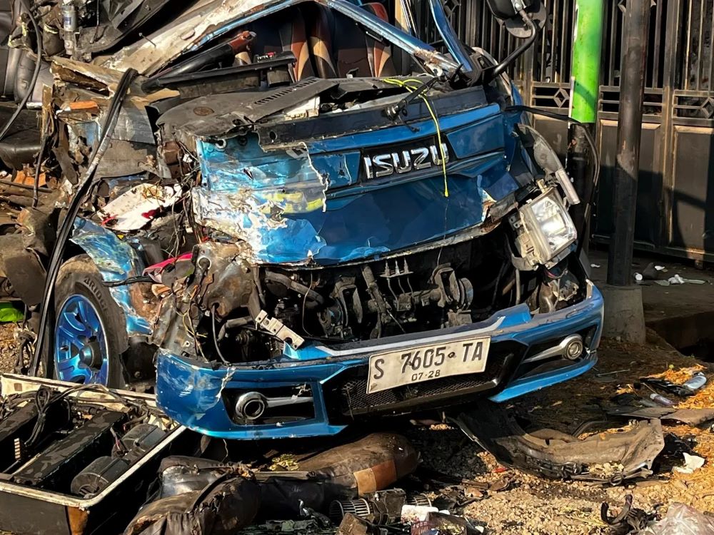 Polisi merilis identitas enam korban tewas kecelakaan mobil travel dan truk towing di Bangsring, Banyuwangi.