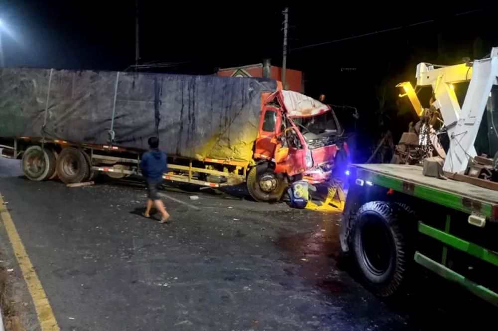 Dua truk kecelakaan adu moncong di Mojoagung, Jombang mengakibatkan bagian depan truk ringsek dan sopirnya luka-luka serius.