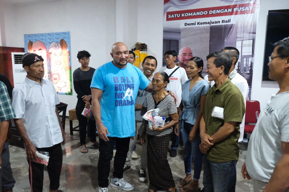 Sukena bersama keluarga besarnya menemui De Gadjah di Renon Denpasar.