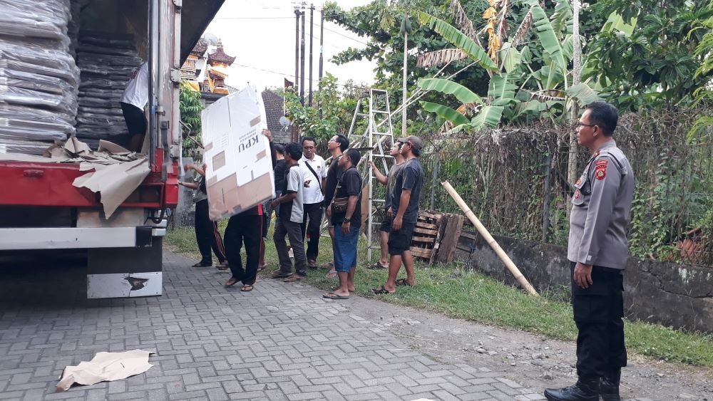 KPU Jembrana menerima logistik Pilkada Serentak 2024.