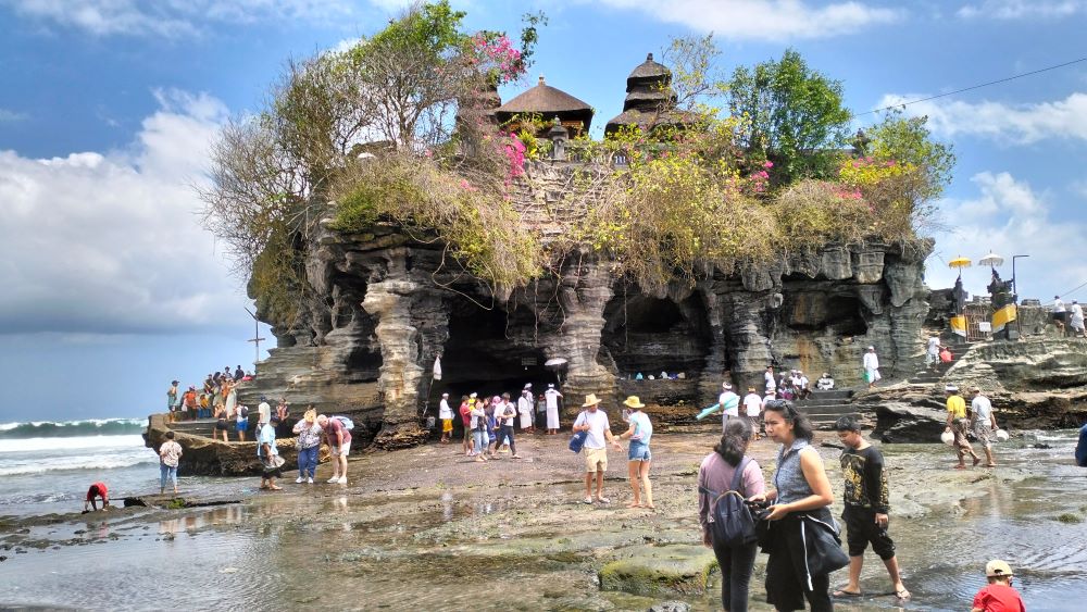 Selama libur Galungan kunjungan wisatawan ke Tanah Lot meningkat dari hari biasanya.