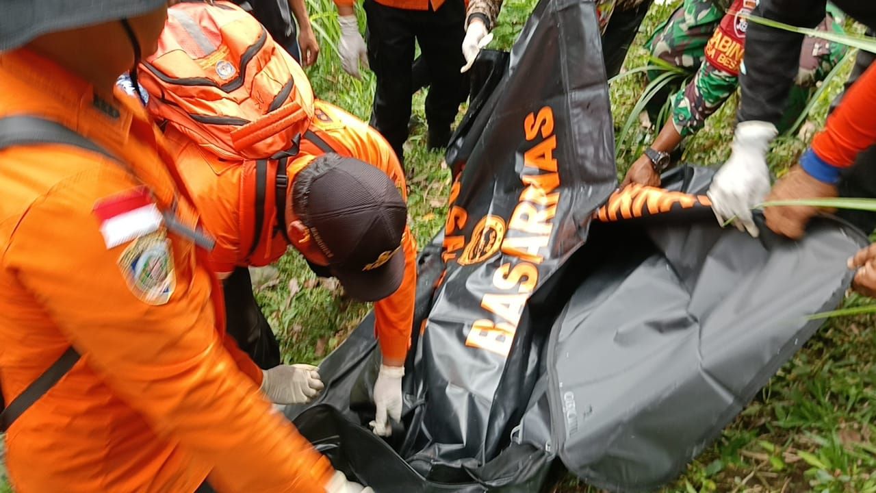 Tim SAR Karangasem mengevakuasi jenazah Suwenten yang ditemukan meninggal di sungai.