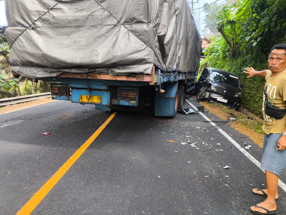 Kecelakaan terjadi di Selemadeg Barat, Tabanan antara Truk Fuso yang alami rem blong dengan Alpard.