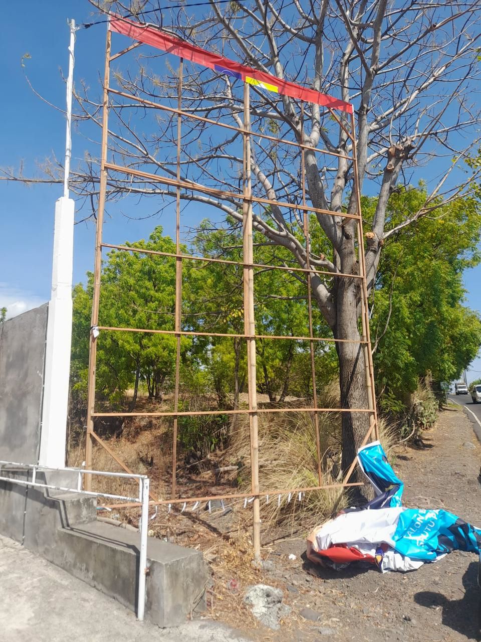 Baliho paket GP di Kubu, Karangasem terlihat disobek oleh orang tak bertanggungjawab.