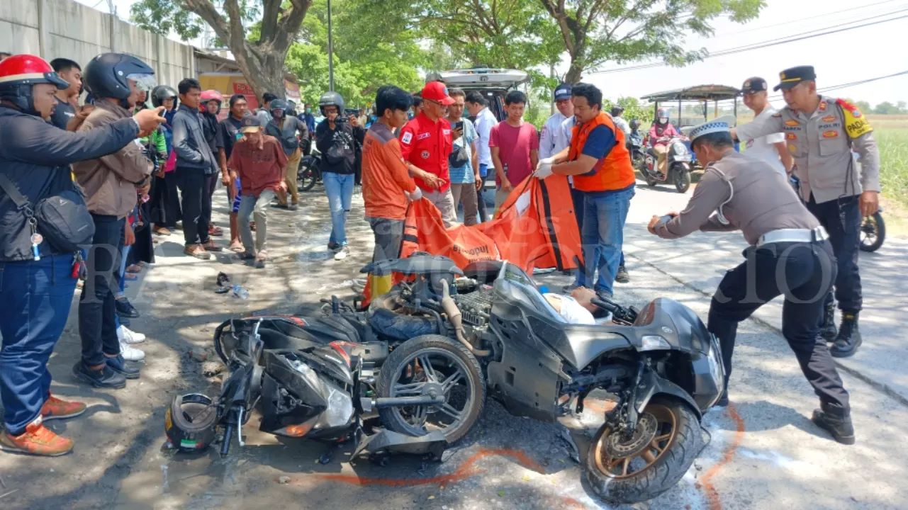 Kecelakaan dua motor adu jangkrik di Mojokerto menewaskan satu orang dan melukai dua orang lainnya.