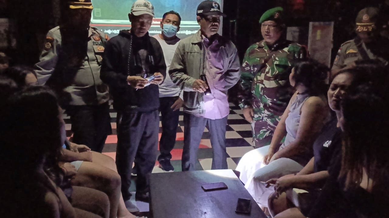 Petugas gabungan menggelar razia di kafe Pantai Delodberawah Jembrana.