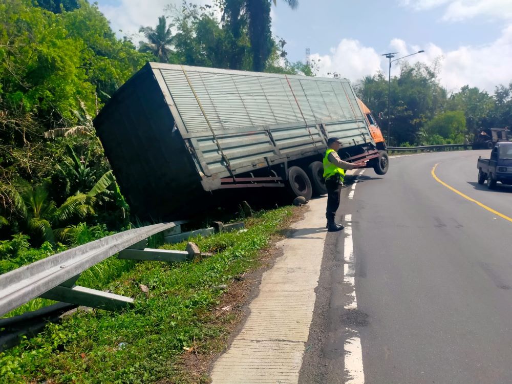 Truk Fuso tak kuat nanjak di tanjakan maut Pekutatan, Jembrana.
