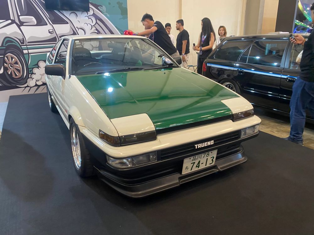 Keiichi Tsuchiya, sang legenda drifting hadir secara eksklusif di Indonesia Modification Expo (IMX) 2024 bersama dengan mobil ikoniknya, Toyota Sprinter Trueno AE86.