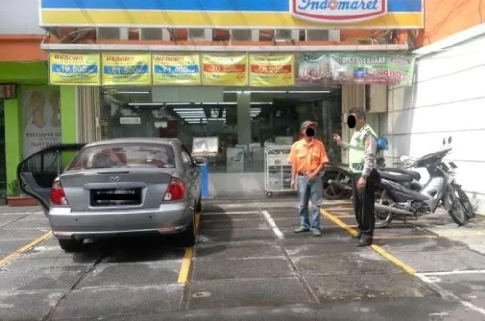 Polisi memeriksa TKP pengeroyokan di minimarket yang dilakukan sekelompok remaja.