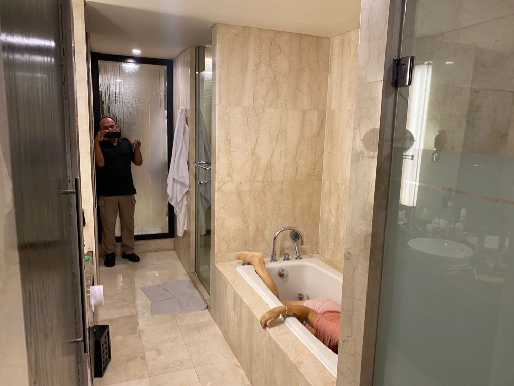Jenazah wanita Autralia Pauline ditemukan miring dalam bathub kamar hotel di Kuta Bali.