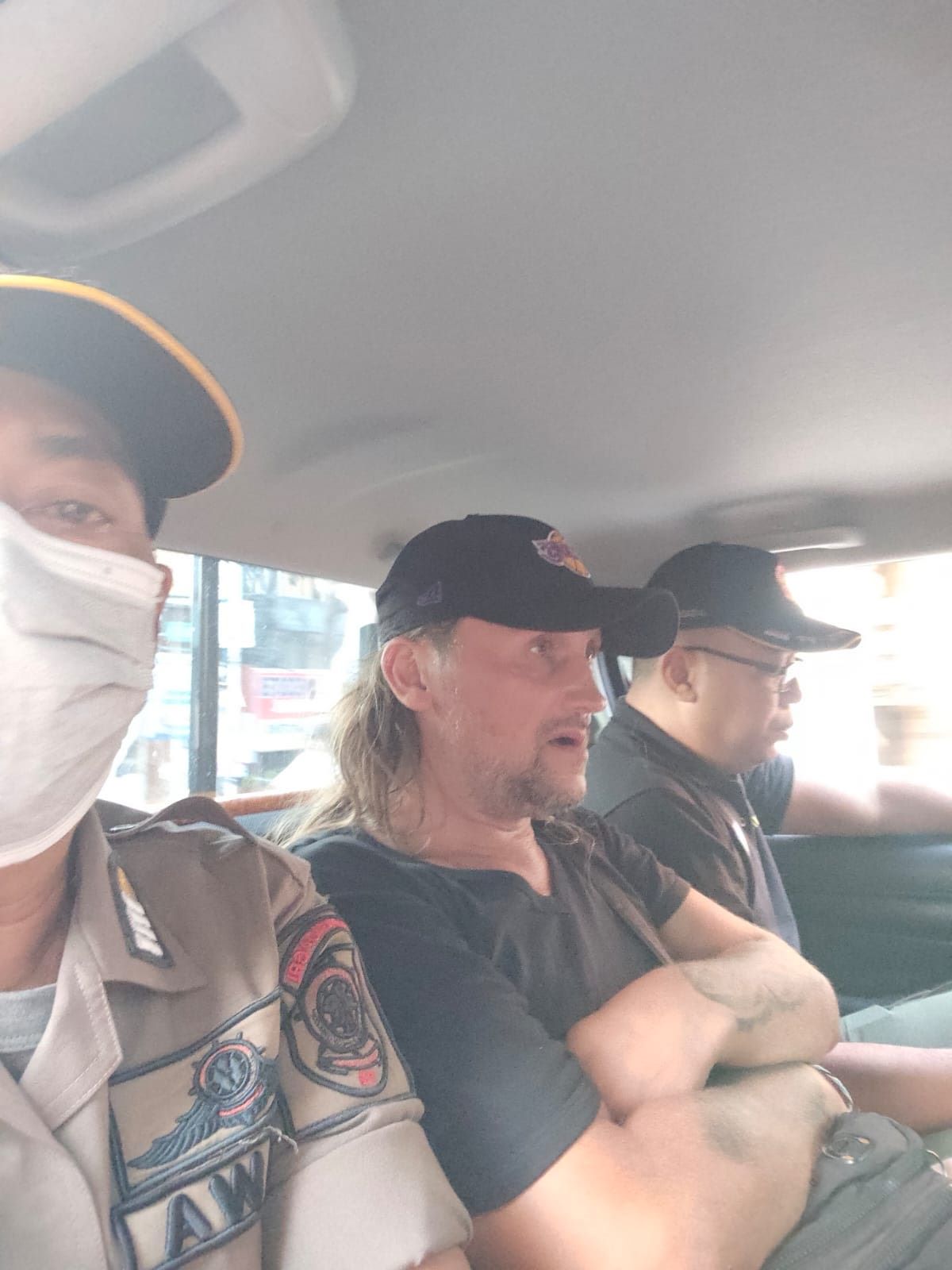 Bule Rusia Dmitrii Pavlov ,41, diamankan Linmas dan Pol PP karena meresahkan wisatawan dan warga Canggu Badung Bali.