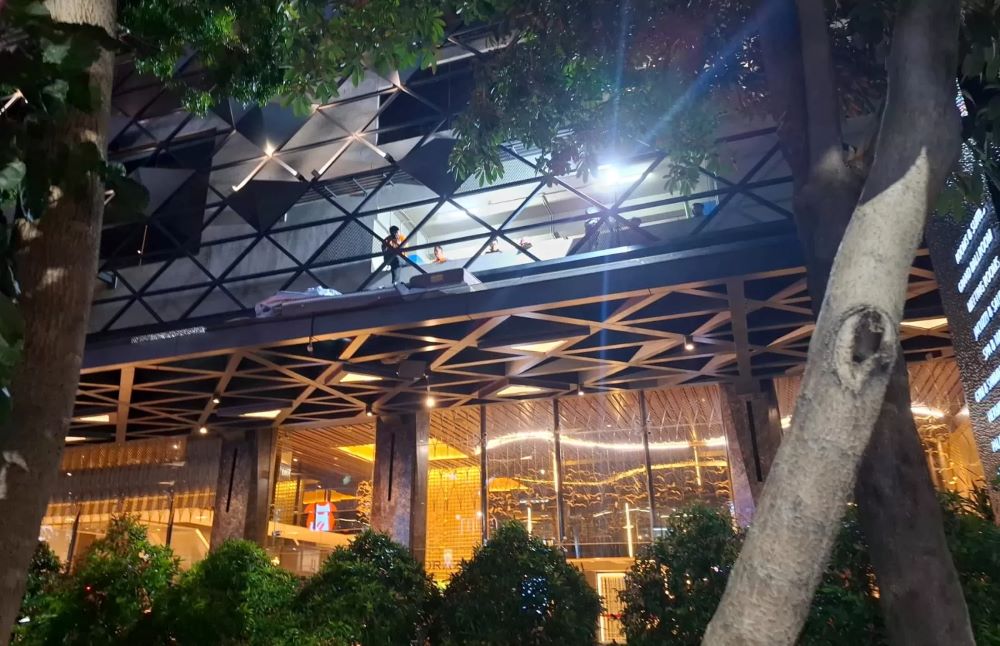Petugas mengevakuasi pria yang bunuh diri dari lantai 21 hotel di Surabaya.