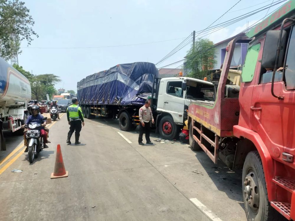 Kecelakaan Xenia tabrak trailer di Gresik tewaskan balita.
