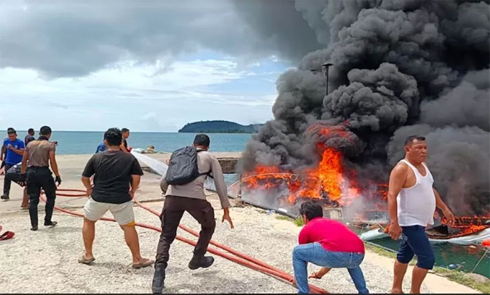 Spedboat yang ditumpangi rombongan Cagub Maluku Utara Beny Laos alami kecelakaan terbakar.