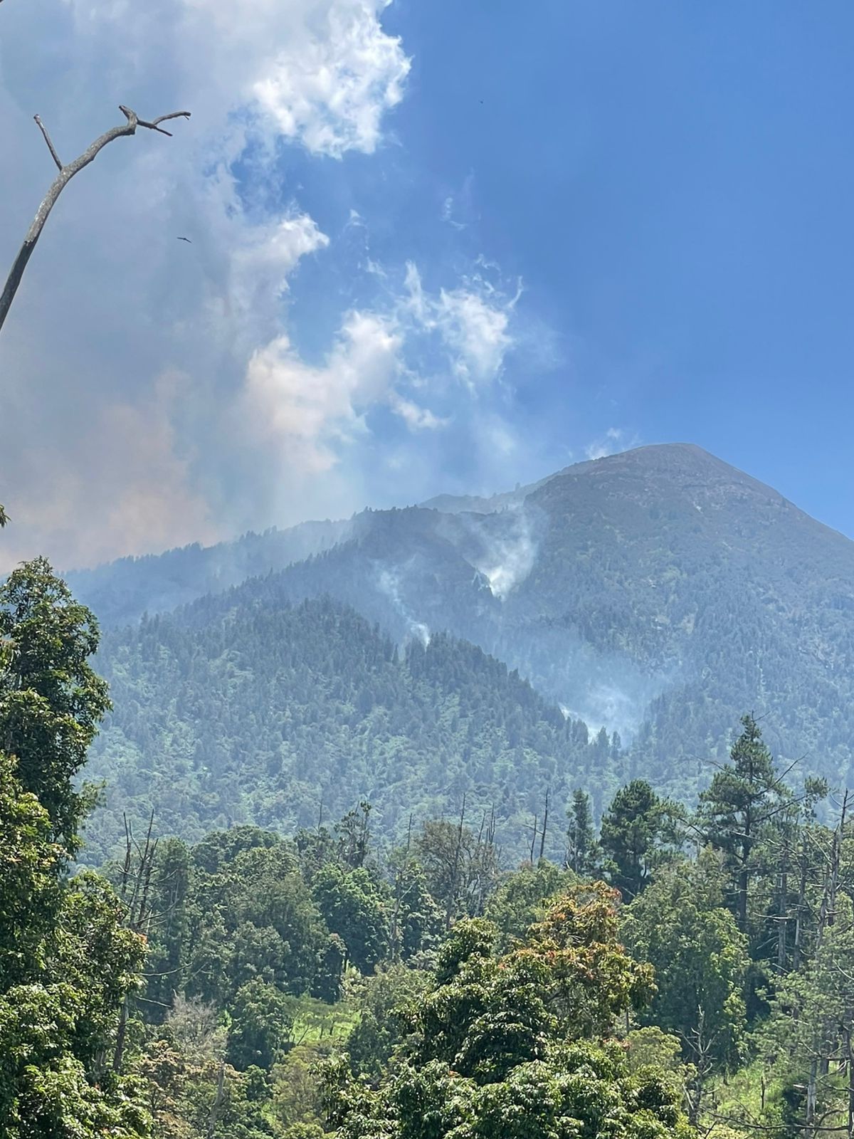 Titik api kebakaran Gunung Agung di Karangasem masih terlihat menyala bahkan kian meluas.