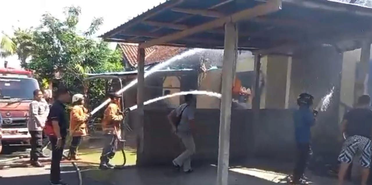 Tim Dinas Damkar memadamkan kebakaran yang terjadi di Rumah dinas anggota Brimob di Gilimanuk Jembrana.