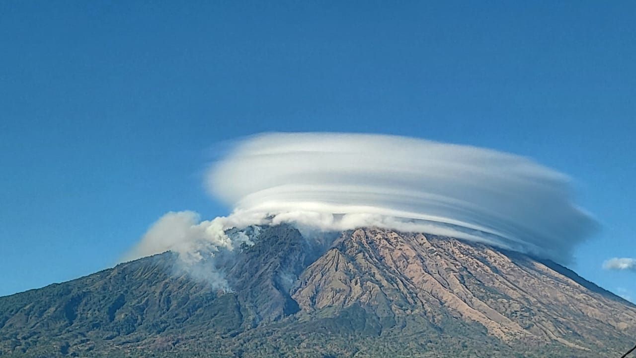 Kebakaran hutan lereng Gunung Agung Karangasem kembali terjadi dengan titik api berada di areal sulit dijangkau.
