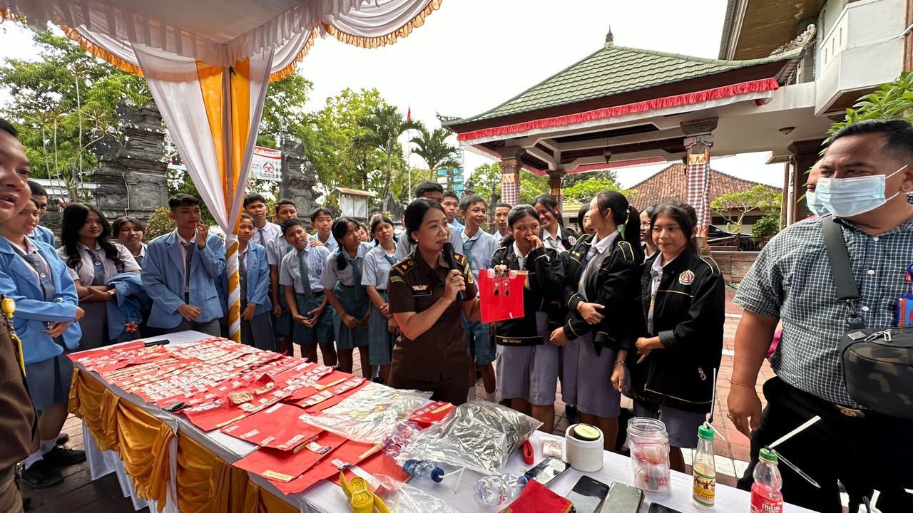 KejariTabanan memusnahkan barang bukti narkotika dan lainnya dengan melibatkan pelajar sebagai bagian edukasi bahaya narkotika.