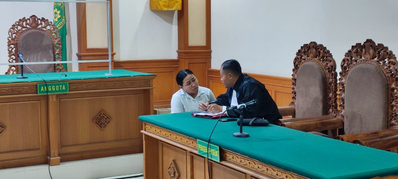 Terdakwa Ni Luh Putu Novita Sari berkonsultasi dengan penasiha hukumnya usai pembacaan vonis di Pengadilan Tipikor Denpasar.