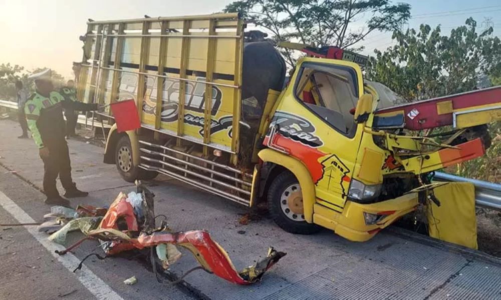 Badan truk ringsek setelah kecelakaan tabrak truk di depannya di Tol Gempol-Pasuruan (Tol Gempas).