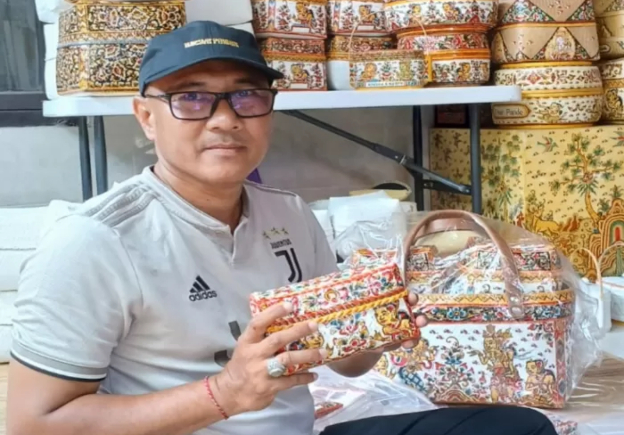 BERKUNJUNG : Anggota DPRD Klungkung I Wayan Buda Parwata saat berkunjung ke salah satu UMKM di Desa Kamasan.